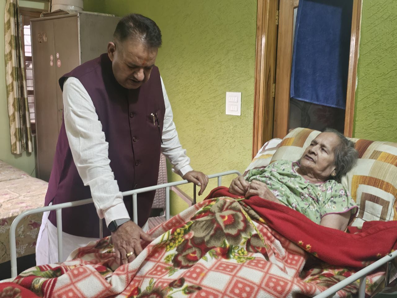 गुरु पूर्णिमा के अवसर पर अपनी माता और गुरुजनों का आशिर्वाद प्राप्त करते कैबिनेट मंत्री गणेश जोशी।
