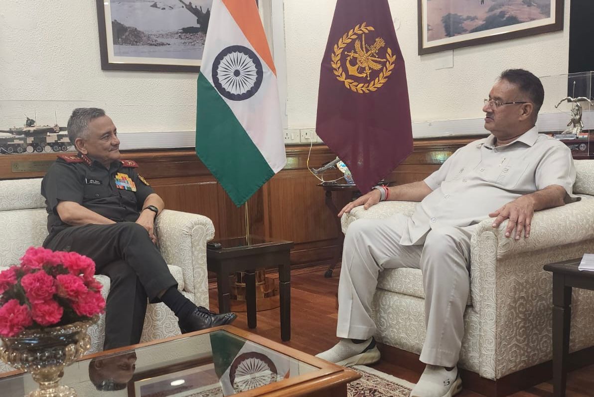 सीडीएस जनरल अनिल चौहान से शिष्टाचार भेट करते सैनिक कल्याण मंत्री गणेश जोशी
