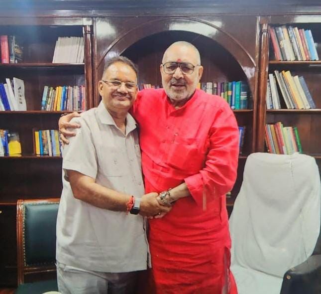 नई दिल्ली में केंद्रीय वस्त्र मंत्री गिरिराज सिंह से शिष्टाचार भेंट करते कृषि मंत्री गणेश जोशी।