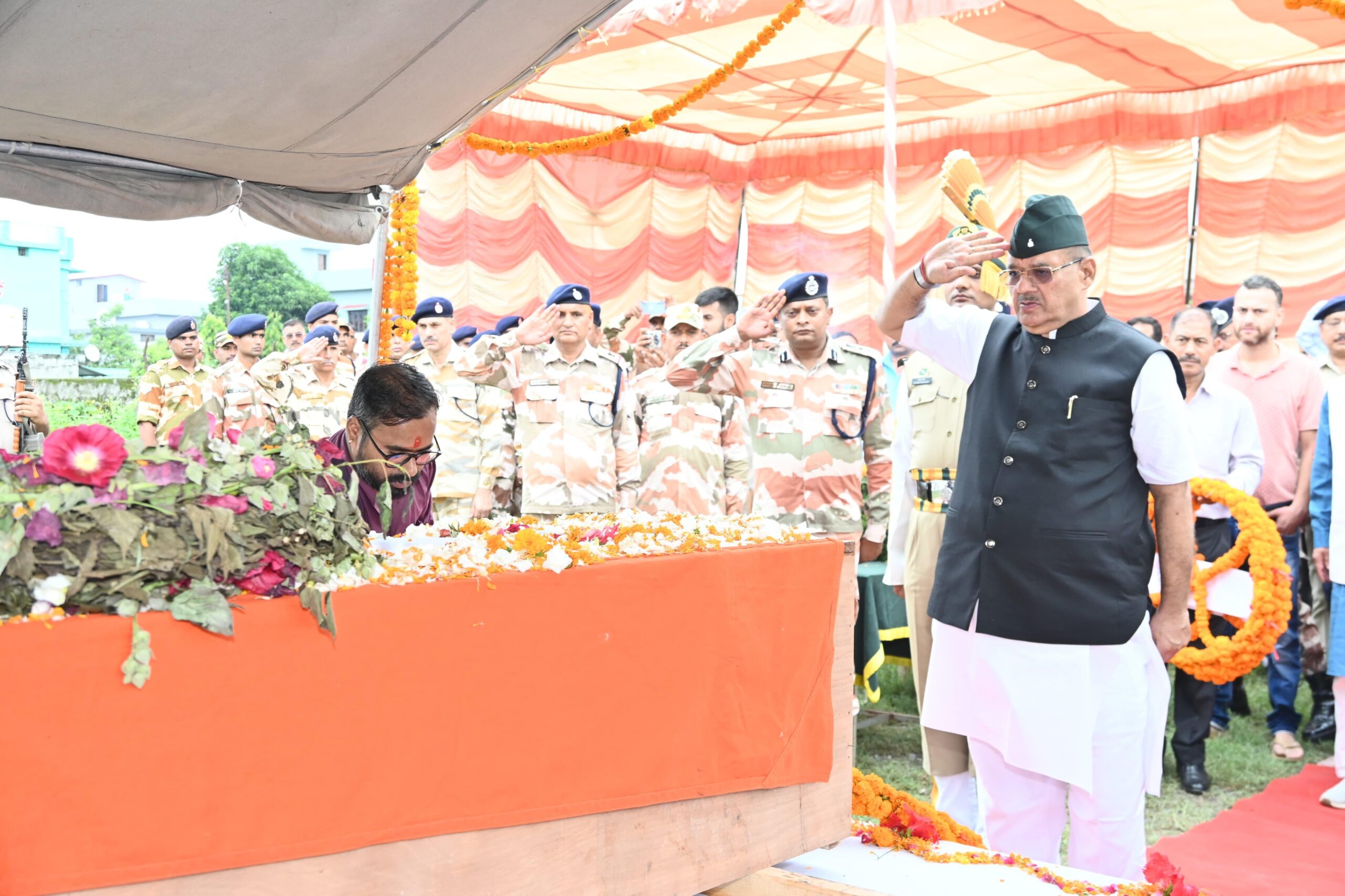 डोईवाला निवासी आईटीबीपी निरीक्षक शहीद चंद्र मोहन सिंह नेगी को श्रद्धांजलि अर्पित करते सैनिक कल्याण मंत्री गणेश जोशी।