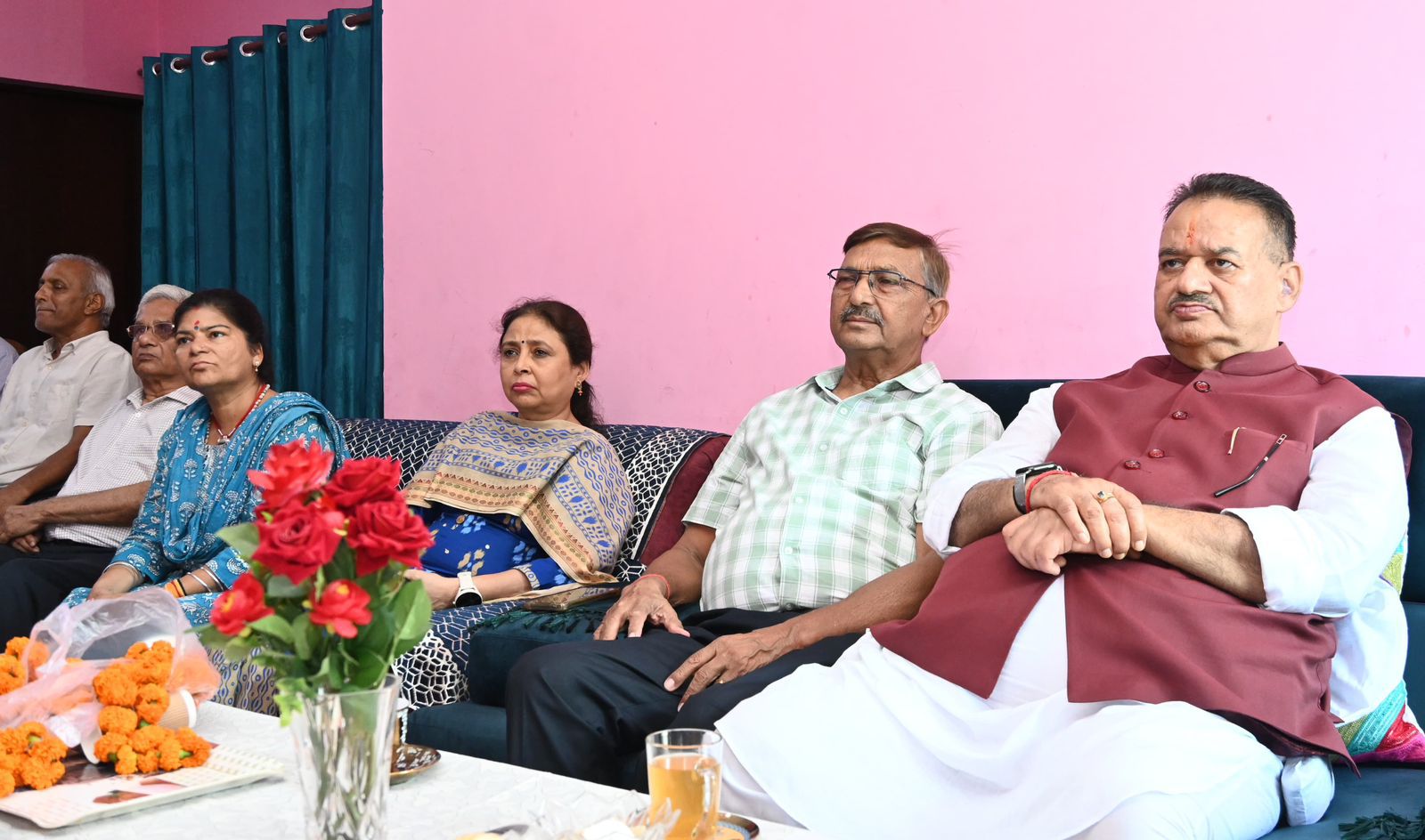 प्रधानमंत्री नरेंद्र मोदी के मासिक रेडियो कार्यक्रम “मन की बात” के 112वां संस्करण को पार्टी कार्यकर्ताओं के साथ सुनते कैबिनेट मंत्री गणेश जोशी