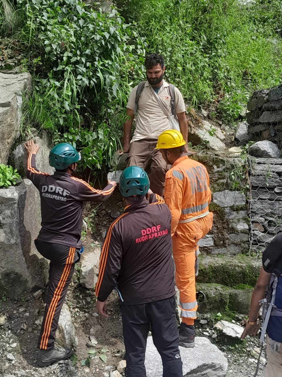 देर रात्रि को हुई अतिवृष्टि के बीच जनपद रुद्रप्रयाग पुलिस रही मुस्तैद, स्वयं की सुरक्षा के साथ-साथ भारी