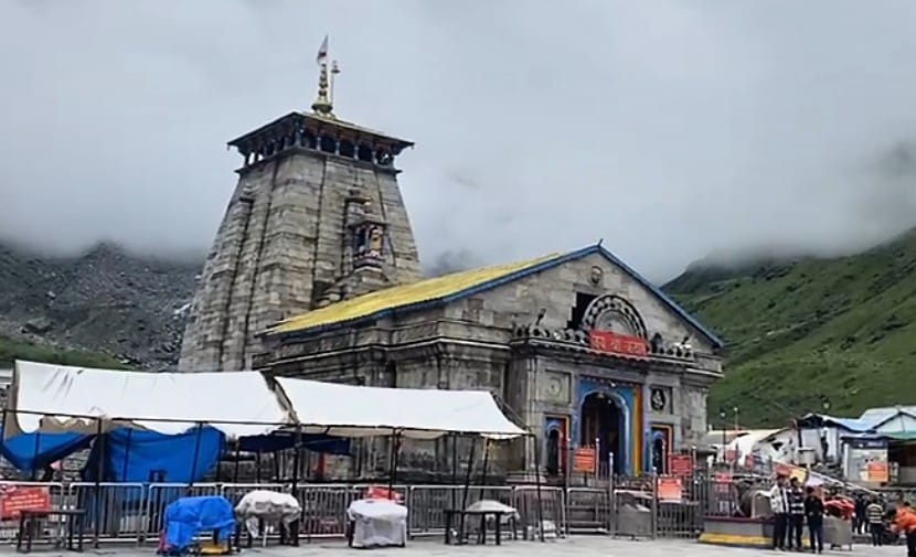 रविवार को केदारनाथ धाम से 350 तीर्थयात्रियों का दल प्रशासन तथा मंदिर समिति की देखरेख में गौरीकुंड प्रस्थान हुआ।