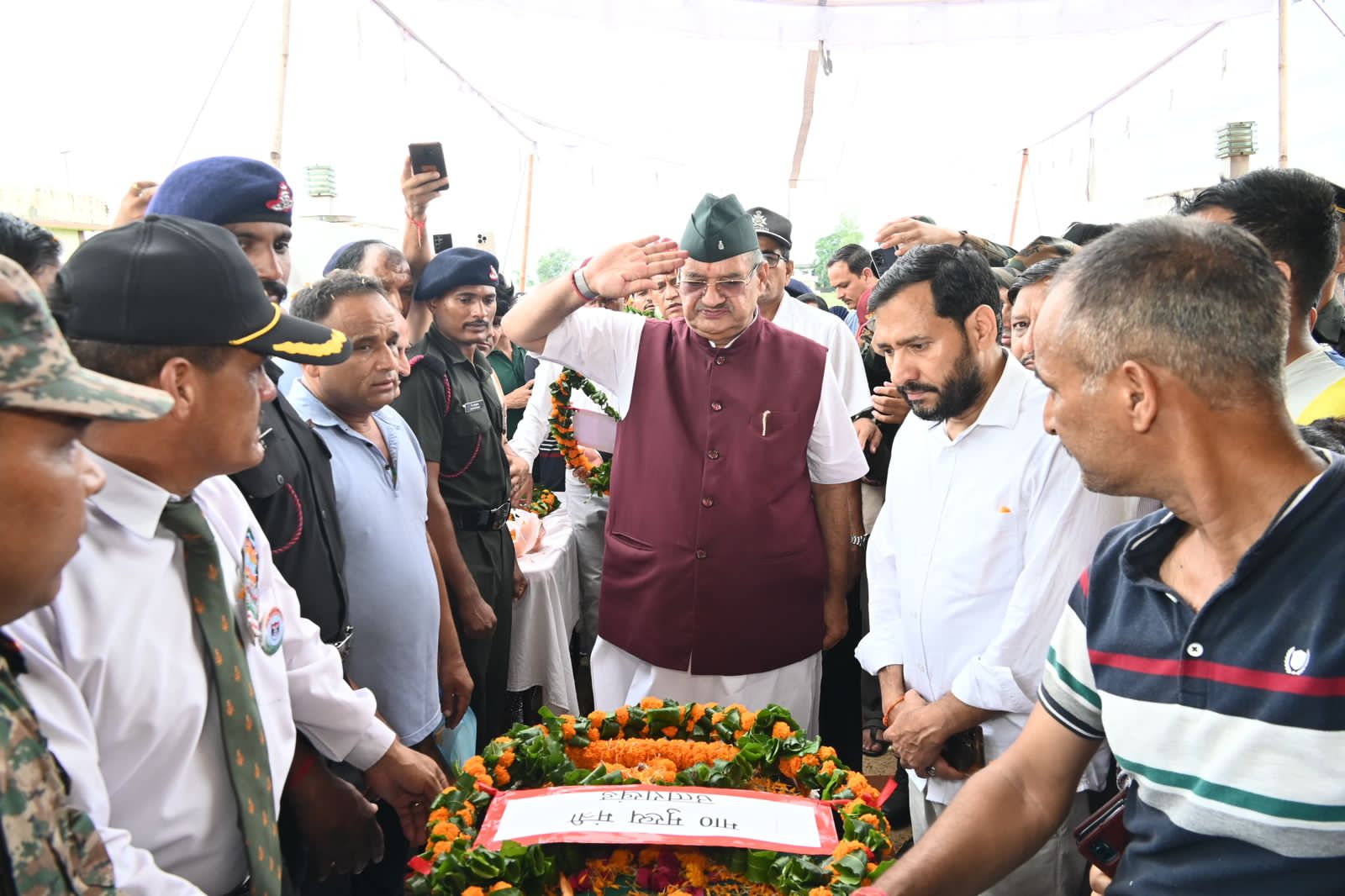 अठुरवाला निवासी शहीद हवलदार सत्ये सिंह बिष्ट को सैनिक कल्याण मंत्री गणेश जोशी ने श्रद्धांजलि दी ।