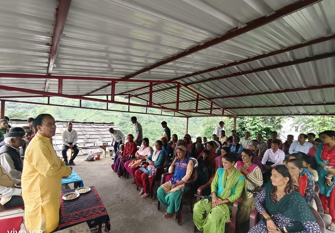 थलीसैंण क्षेत्र में आपदा प्रभावित परिवारों से मिले डॉ. धन सिंह रावत