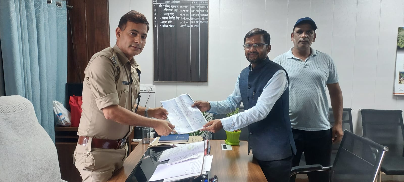 ट्रैफिक पुलिस की लापरवाही भुगत रहा स्कूल वैन चालक