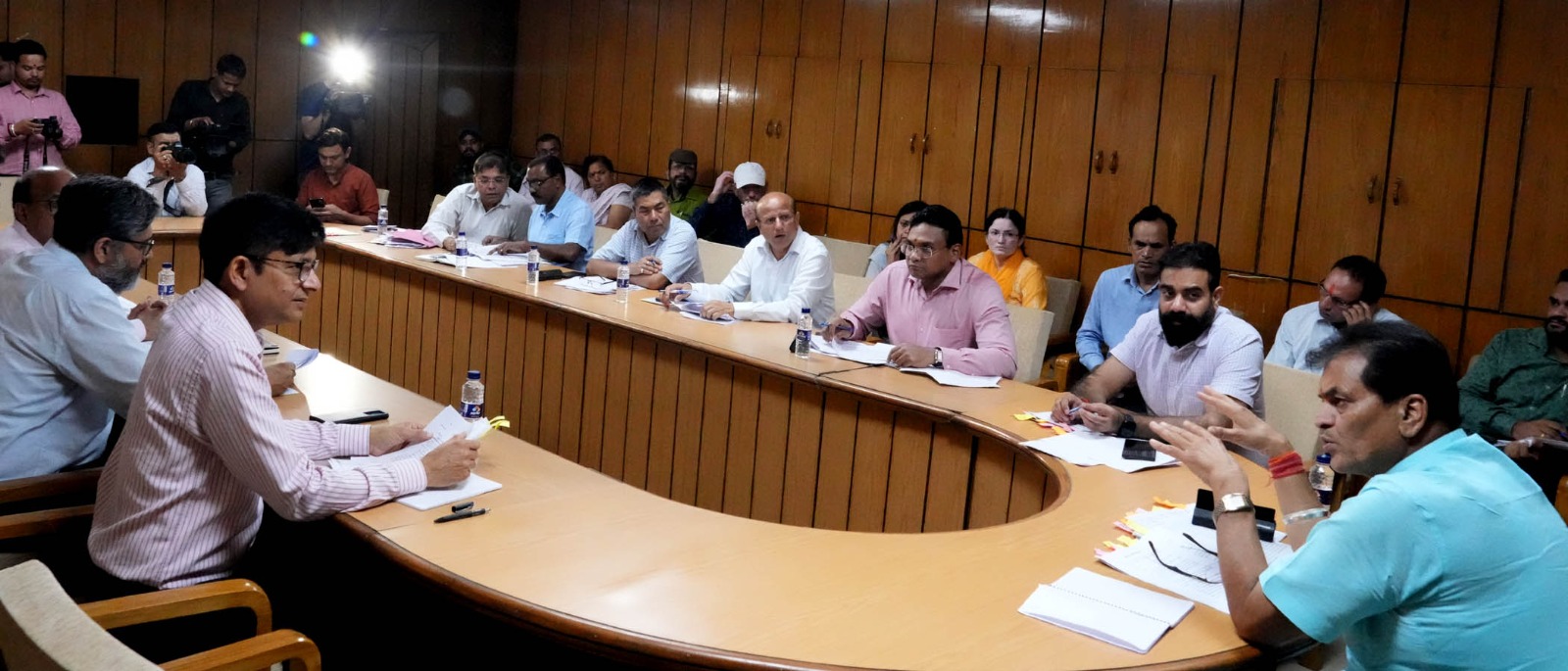 बिग न्यूज़ : मंत्री प्रेमचन्द अग्रवाल ने विधान सभा में पुनर्गठन, वन निगम, ऊर्जा एवं सिंचाई विभागों के अधिकारियों के साथ की बैठक