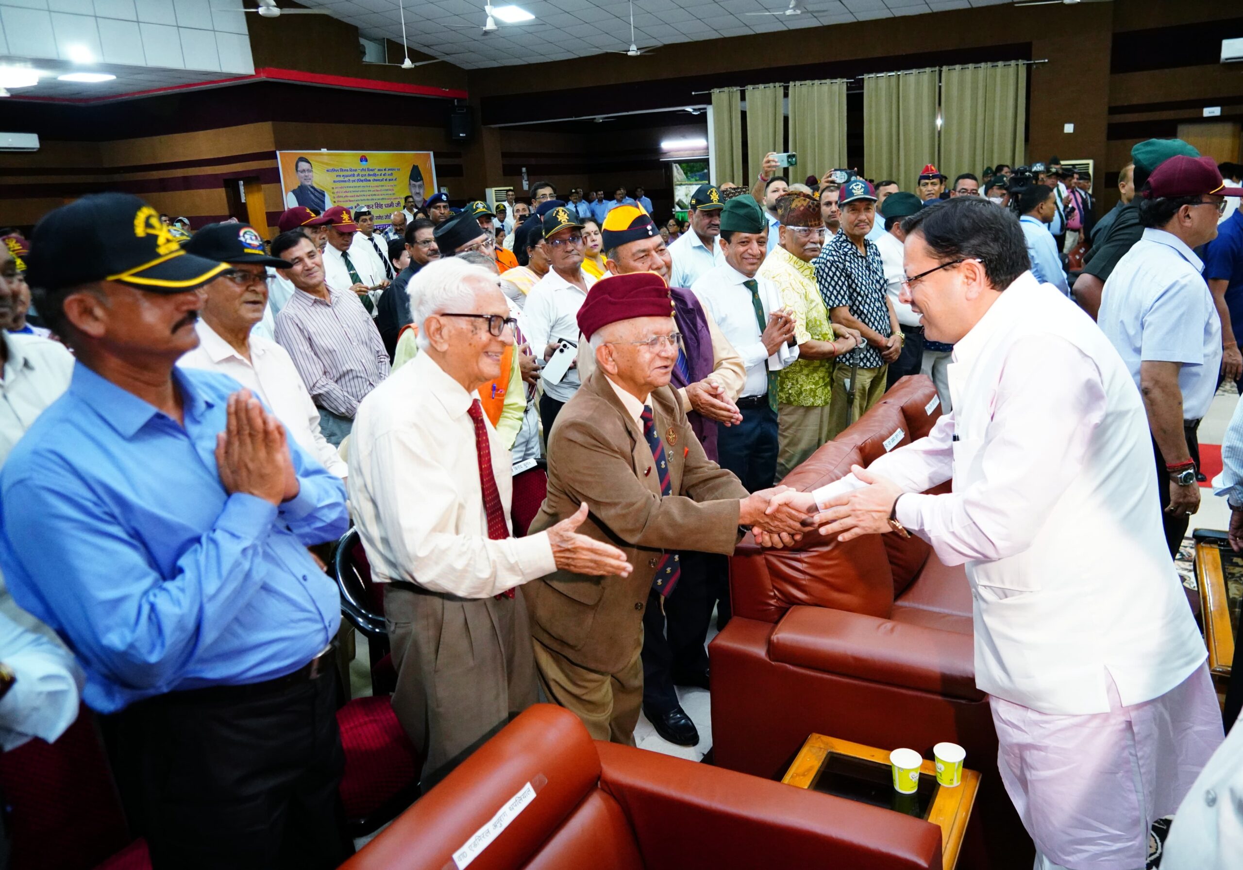 सैनिक कल्याण हेतु मुख्यमंत्री द्वारा की गई घोषणाओं के प्रति पूर्व सैनिकों ने जताया आभार, मुख्यमंत्री का किया सम्मान