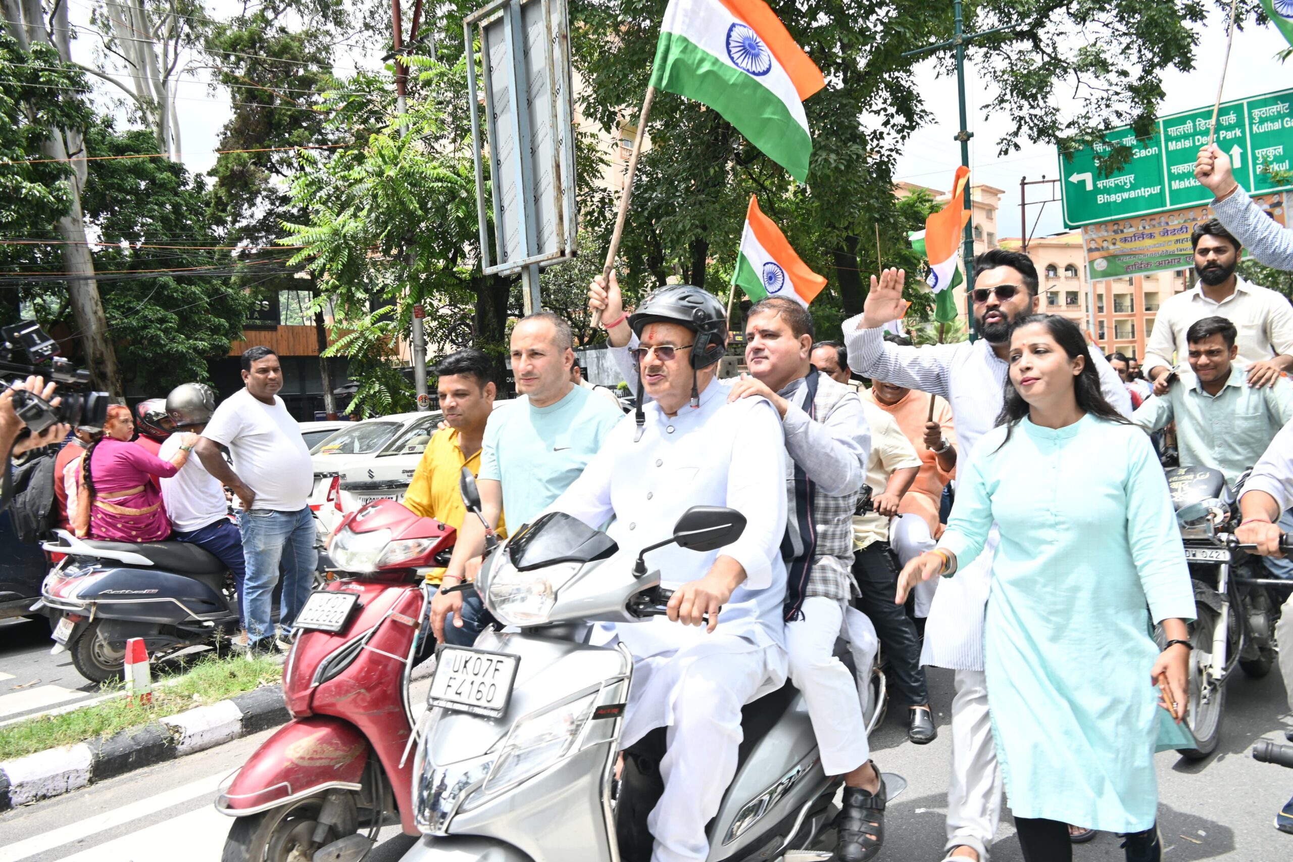 हर घर तिरंगा कार्यक्रम के तहत तिरंगा यात्रा में सम्मिलित हुए भाजपा प्रदेश अध्यक्ष महेन्द्र भट्ट एवं कैबिनेट मंत्री गणेश जोशी