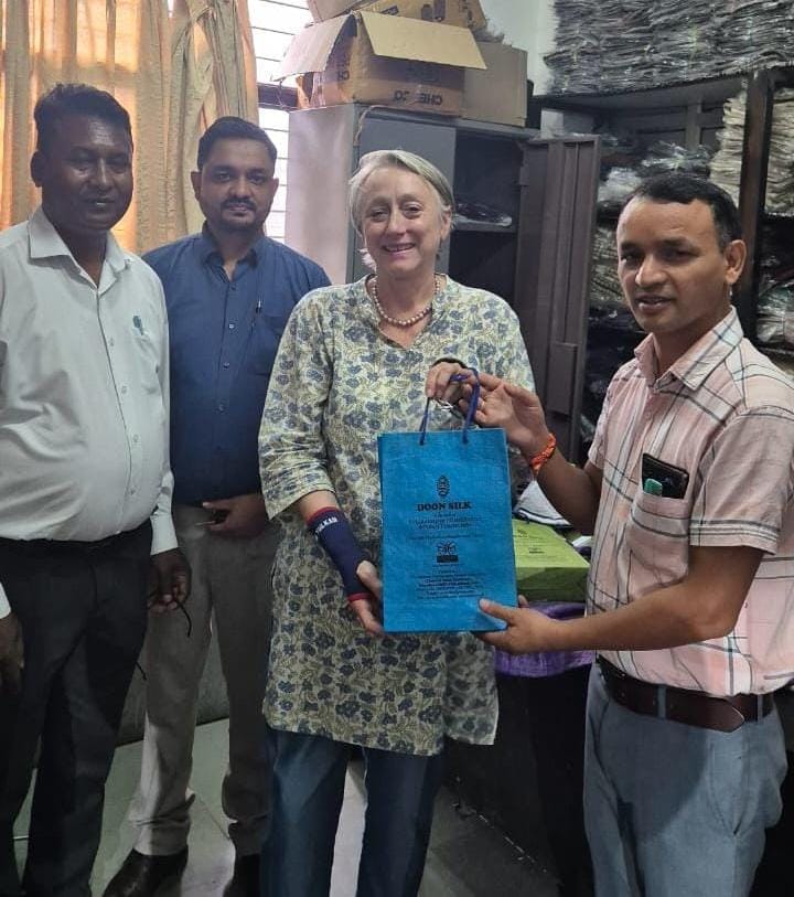 उत्तराखंड दून सिल्क की मुरीद हई ब्रिटिश डेप्युटी हाई कमिश्नर कैरोलिना रोविट