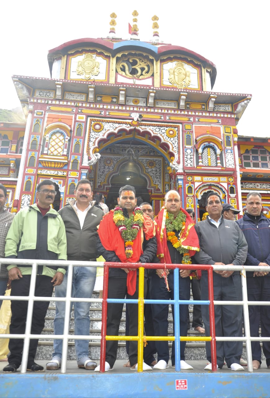 श्री बदरीनाथ – केदारनाथ मंदिर समिति मुख्य कार्याधिकारी विजय प्रसाद थपलियाल ने श्री बदरीनाथ धाम दर्शन के बाद कार्यालय का निरीक्षण किया