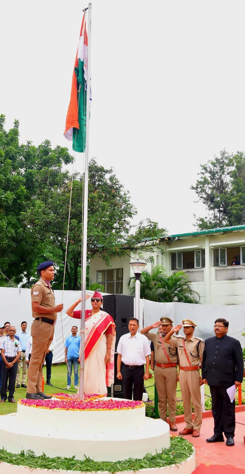 78वें स्वतंत्रता दिवस के अवसर पर मुख्य सचिव राधा रतूड़ी ने सचिवालय में ध्वजारोहण किया
