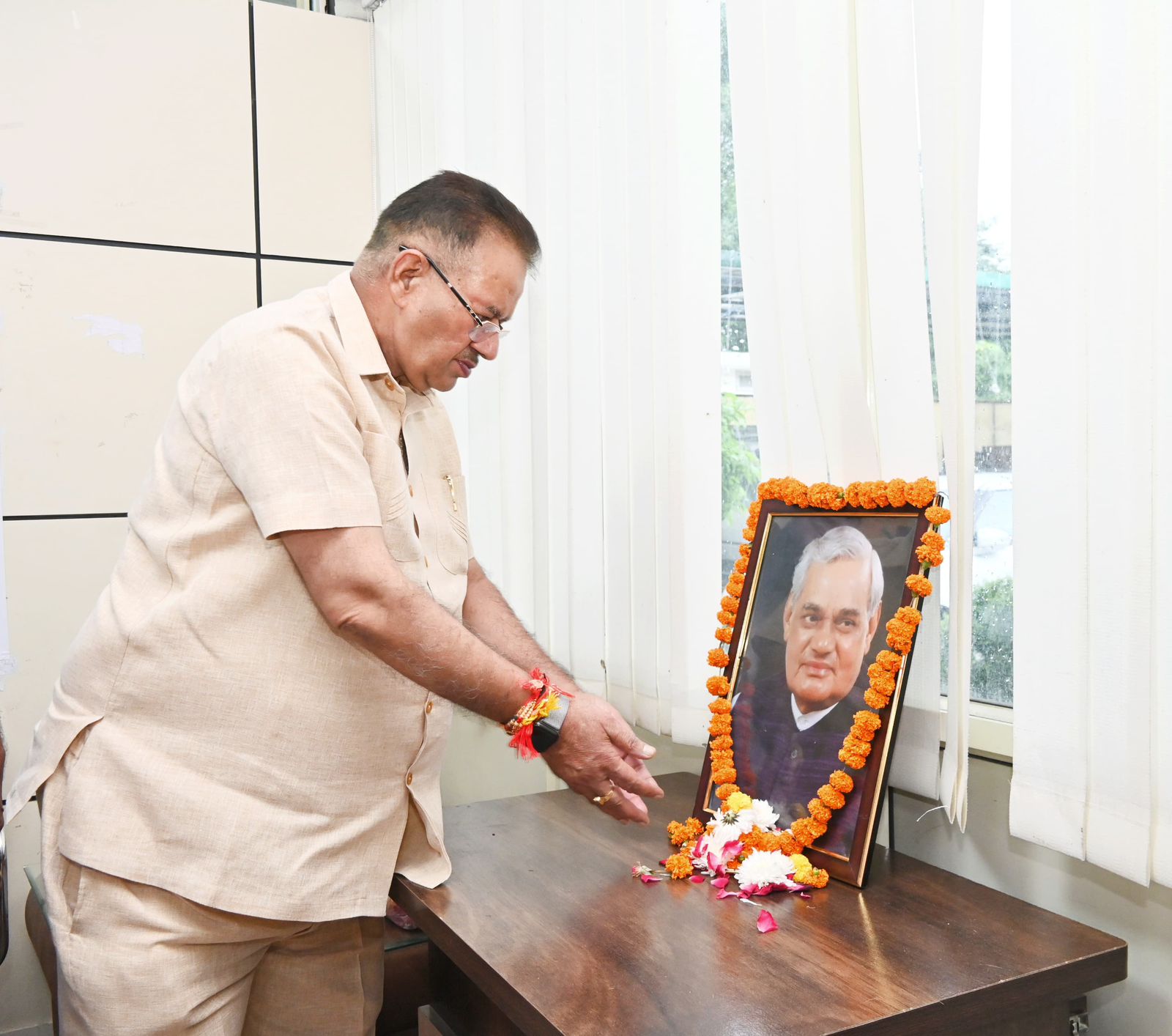 पूर्व प्रधानमंत्री ‘भारत रत्न’ श्रद्धेय स्व.अटल बिहारी वाजपेयी की पुण्यतिथि पर उन्हें श्रद्धांजलि अर्पित करते कृषि मंत्री गणेश जोशी