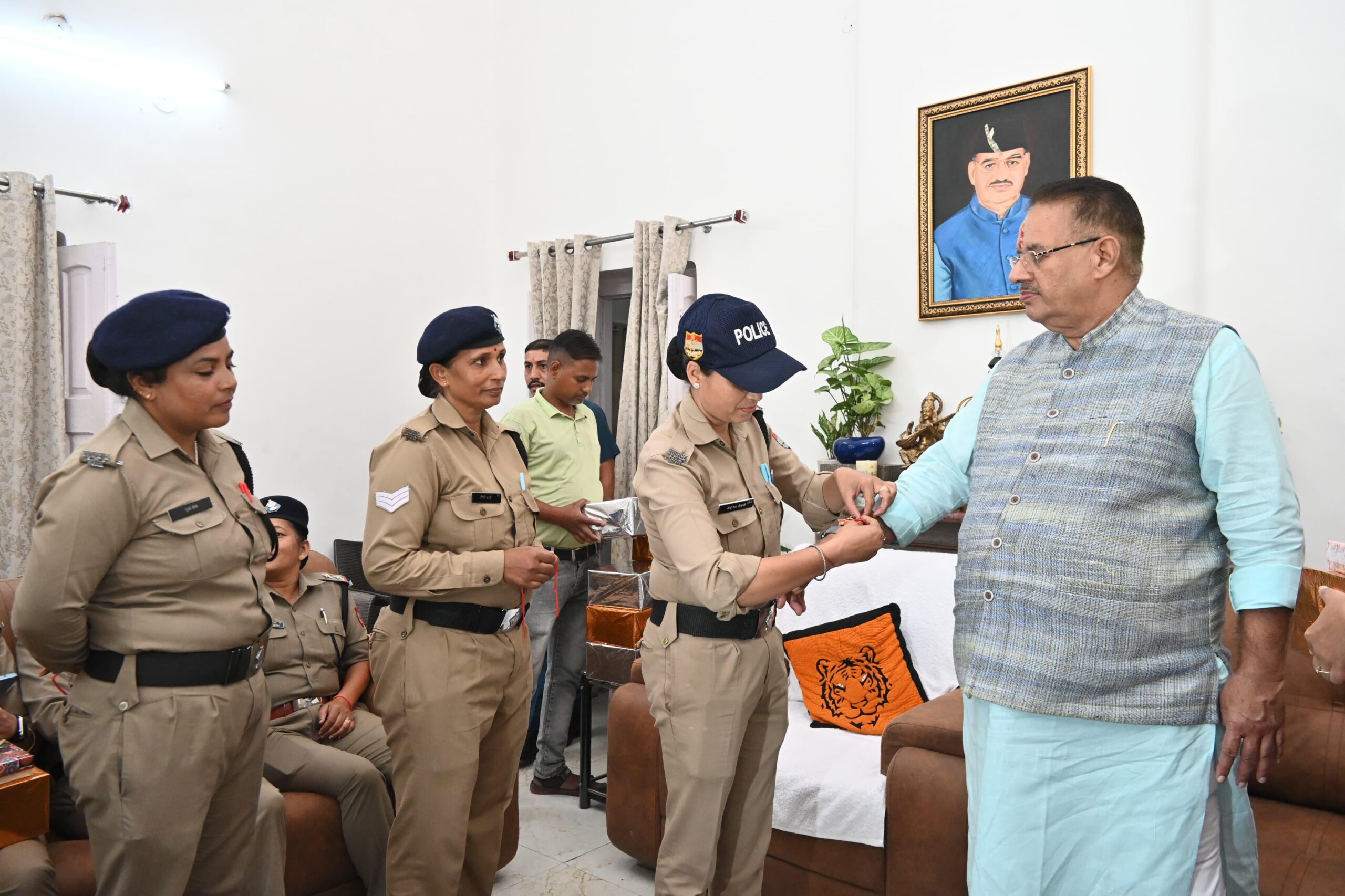 रक्षाबंधन के पावन अवसर पर कैबिनेट मंत्री गणेश जोशी की कलाई पर रक्षासूत्र बांधती उत्तराखंड पुलिस की बहिनें