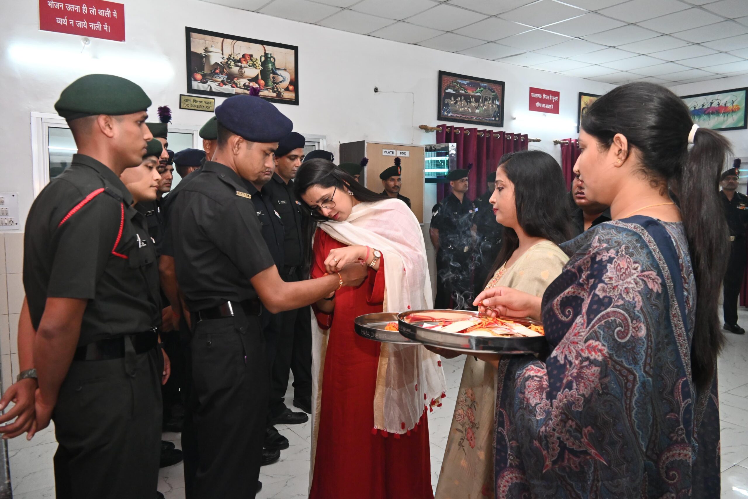 भाजयुमो राष्ट्रीय उपाध्यक्ष नेहा जोशी ने सेना के जवानों की कलाई पर बांधा रक्षासूत्र