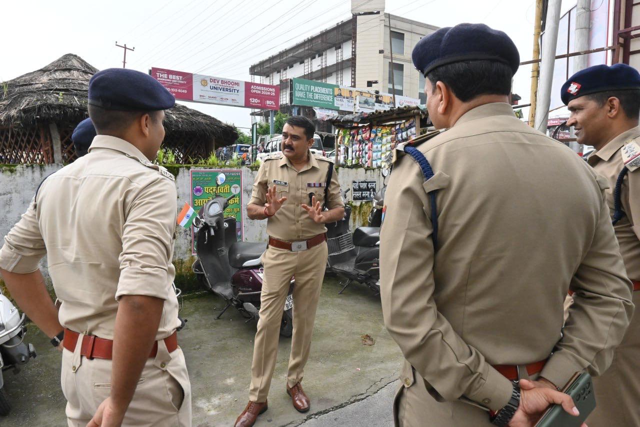 देहरादून : शहर की ट्रैफिक व्यवस्था का जायजा लेने स्वंय सड़को पर उतरे एसएसपी..