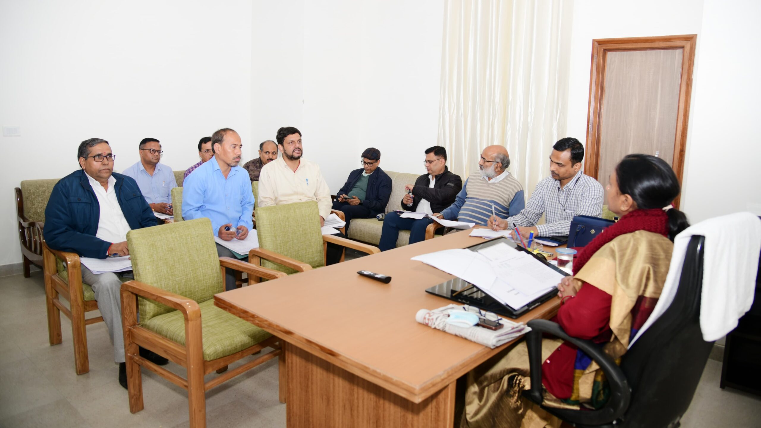 मुख्य सचिव राधा रतूडी की अध्यक्षता में विधानसभा भवन भराड़ीसैंण गैरसैंण में व्यय वित्त समिति (ईएफसी) की बैठक