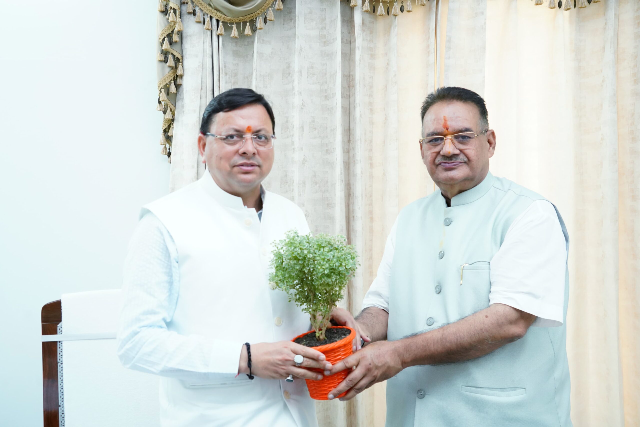 मुख्यमंत्री पुष्कर सिंह धामी से मुलाकात कर उन्हें जन्माष्टमी पर्व की बधाई एवं शुभकामनाएं देते कैबिनेट मंत्री गणेश जोशी