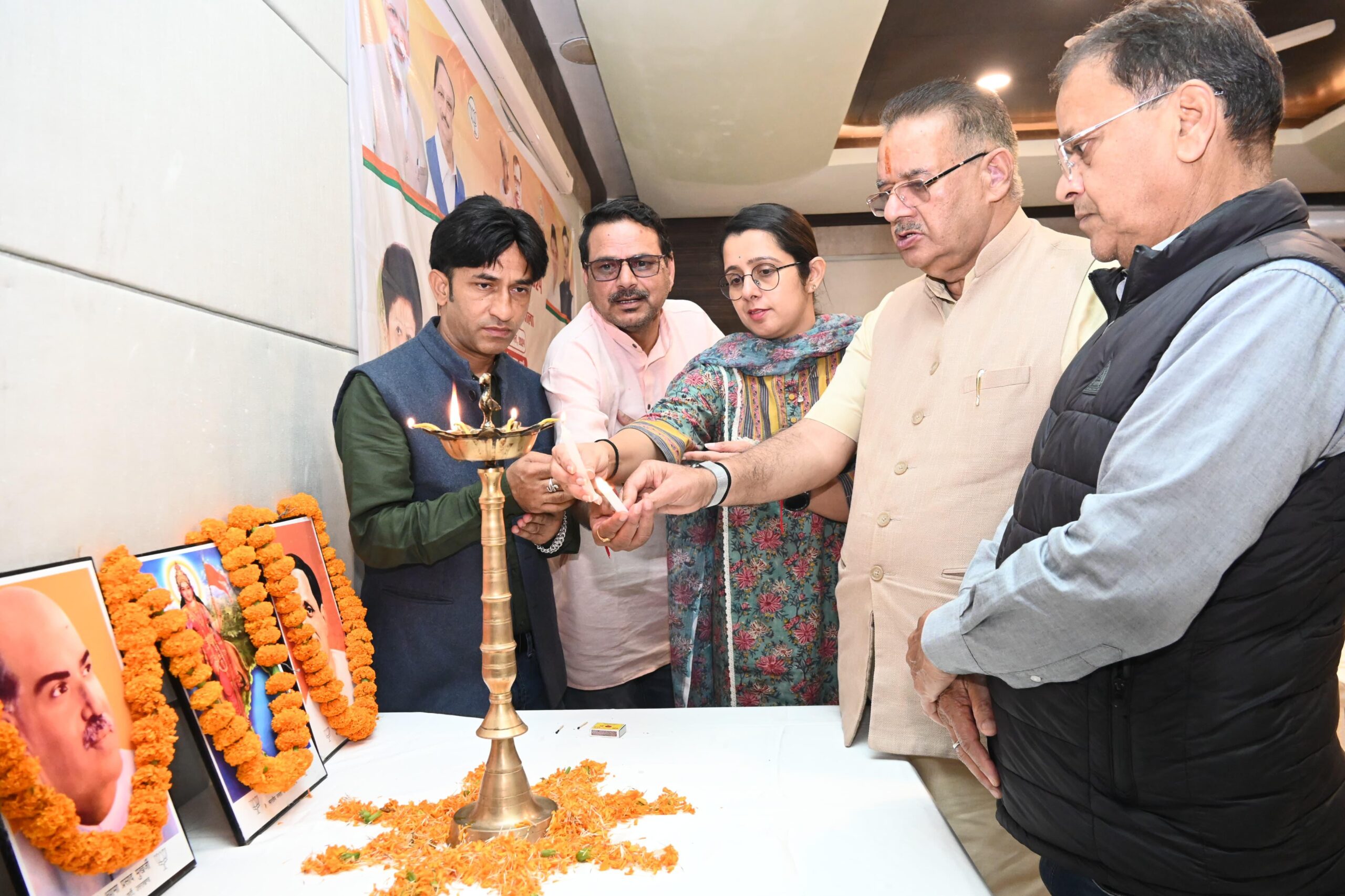 मसूरी विधानसभा क्षेत्र में आयोजित भाजपा सदस्यता अभियान कार्यशाला में पार्टी पदाधिकारियों एवं कार्यकर्ताओं को सम्बोधित करते कैबिनेट मंत्री गणेश जोशी