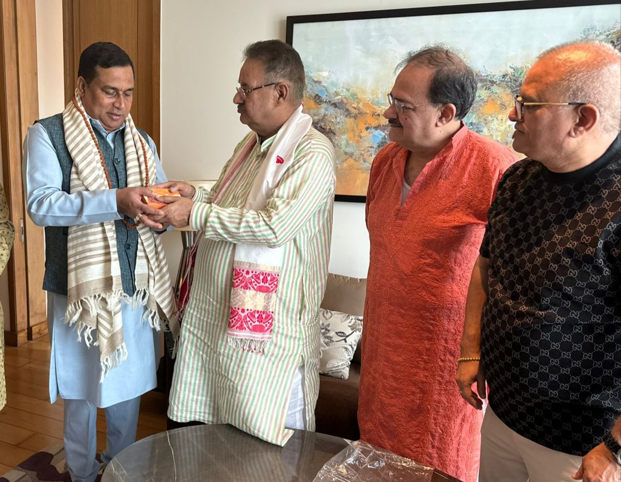 असम के पर्यटन मंत्री जयंत मल्ला बारूह से को उत्तराखण्ड के रेशम से बनी शॉल और प्रसाद भेंट करते कृषि मंत्री गणेश जोशी