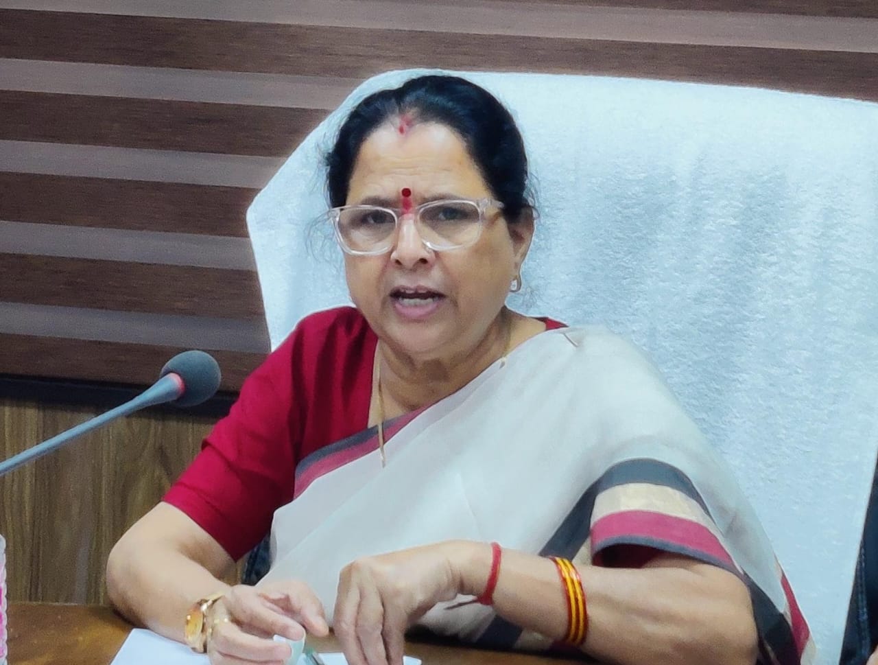 महिला अपराधों, नाबालिगों से छेड़छाड़ व दुष्कर्म के मामले में महिला आयोग अध्यक्ष ने की सख्त कार्रवाई की पैरवी