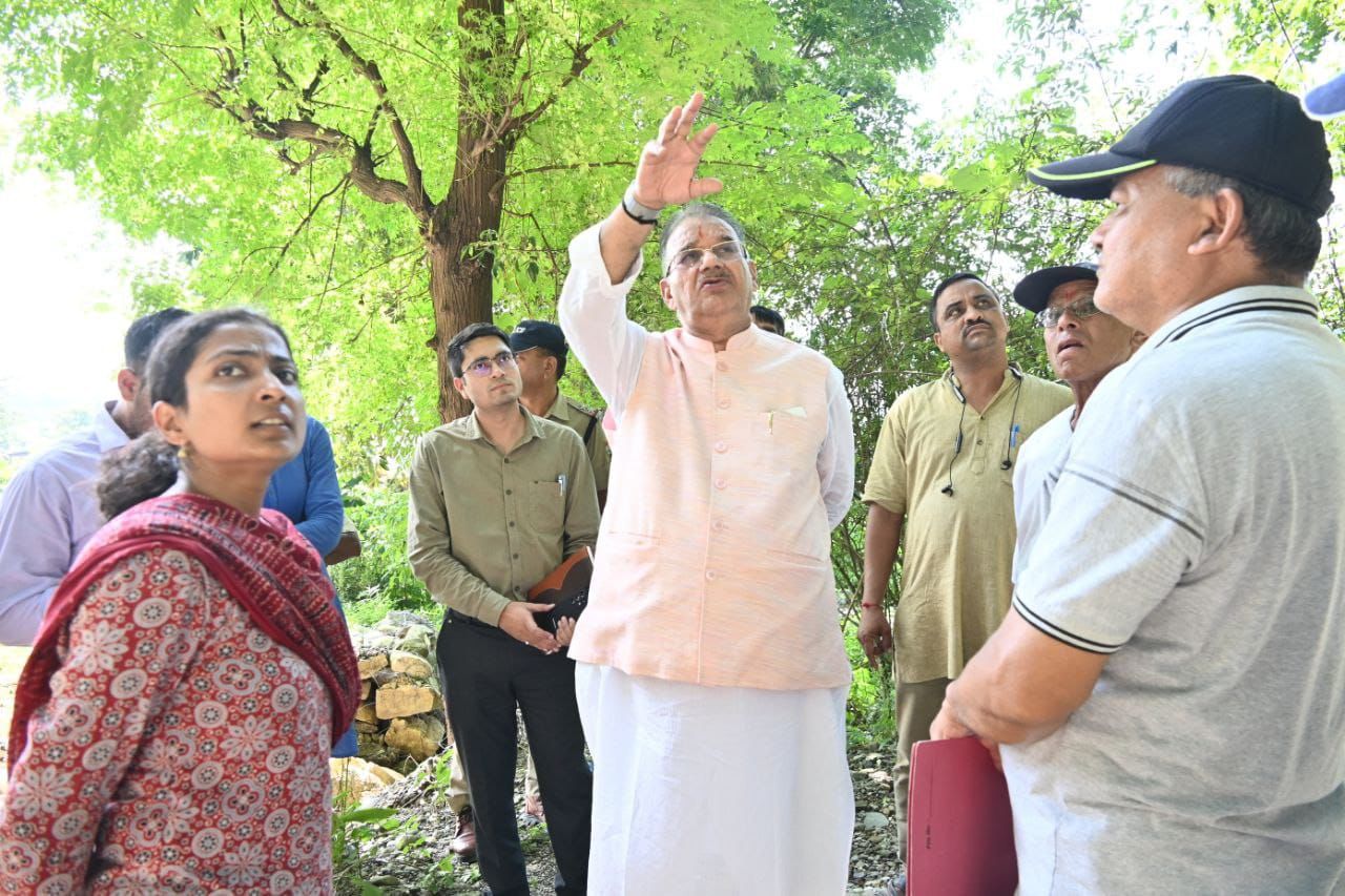 देहरादून के मसंदावला में अतिवृष्टि के कारण हुए नुकसान का निरीक्षण कैबिनेट मंत्री गणेश जोशी