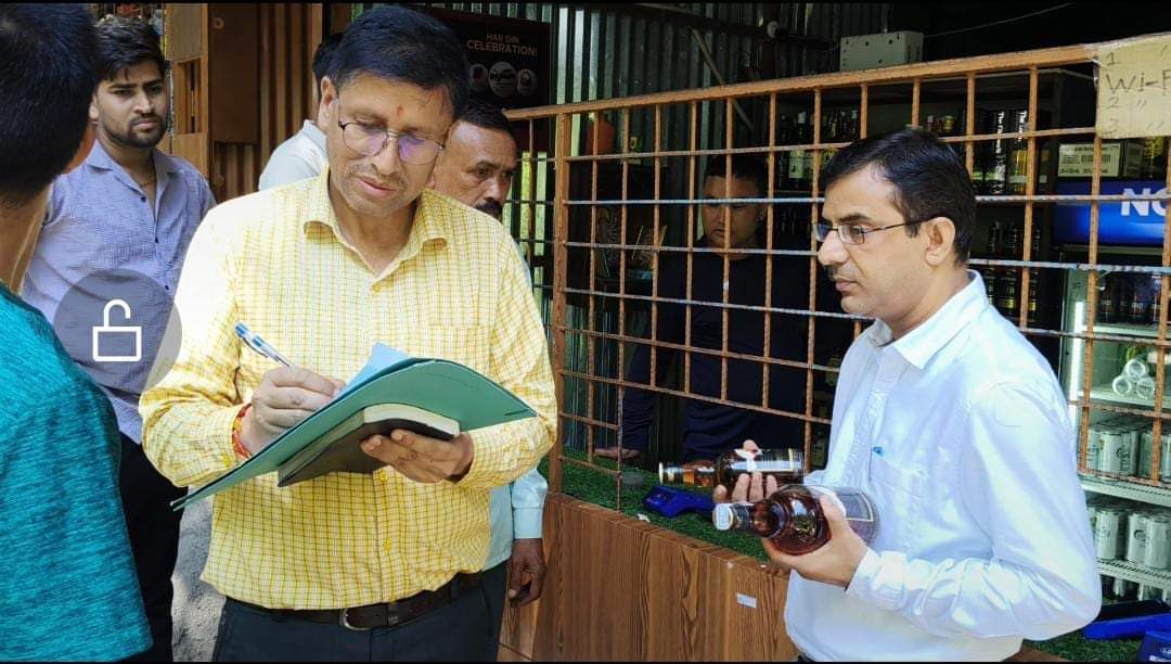मुख्यमंत्री के निर्देश पर पूरे प्रदेश में शराब की 100 से अधिक दुकानों पर चलाया छापेमारी अभियान