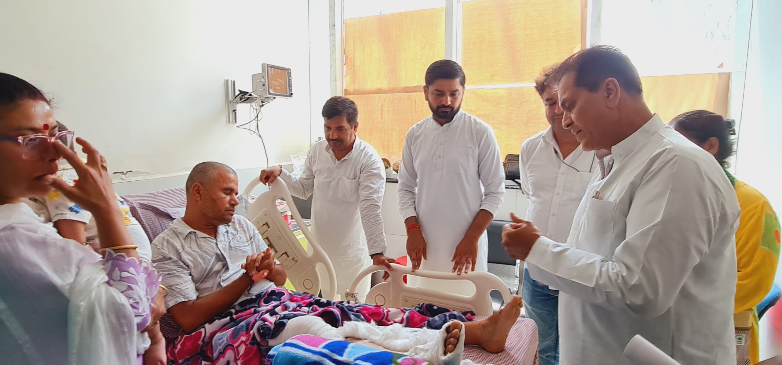 एम्स ऋषिकेश में भर्ती पत्रकार का हाल जानने पहुंचे मंत्री डा. प्रेमचंद अग्रवाल 