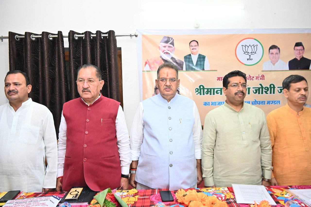 जनपद रुद्रप्रयाग के सतेराखाल मंडल के दुर्गाधार में आयोजित संगठनात्मक बैठक में पार्टी पदाधिकारियों और कार्यकर्ताओं को संबोधित करते कैबिनेट मंत्री गणेश जोशी