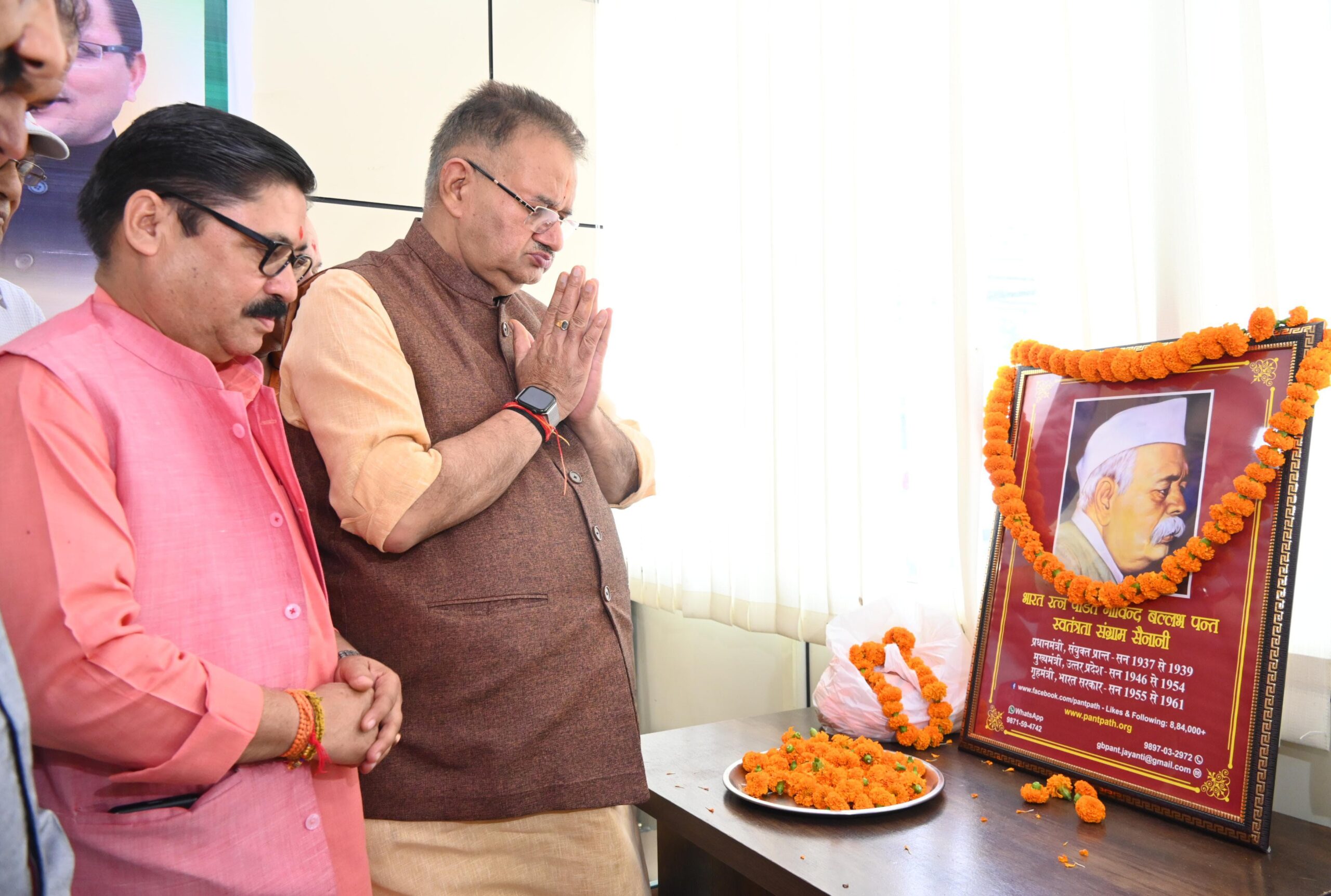 भारत रत्न पंडित गोविंद बल्लभ पंत की 137वी जयंती पर उन्हे पुष्पांजलि अर्पित करते कैबिनेट मंत्री गणेश जोशी