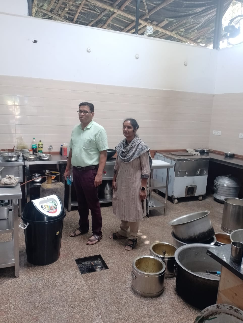 जिला पूर्ति अधिकारी के के अग्रवाल के निर्देशन में  एलपीजी गैस के दुरुपयोग होने शिकायतों के क्रम में छापेमारी की कार्यवाही की गई