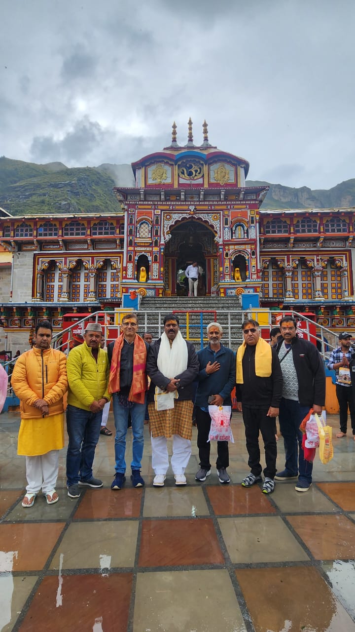 श्री बदरीनाथ एवं श्री केदारनाथ धाम दर्शन को पहुंचे