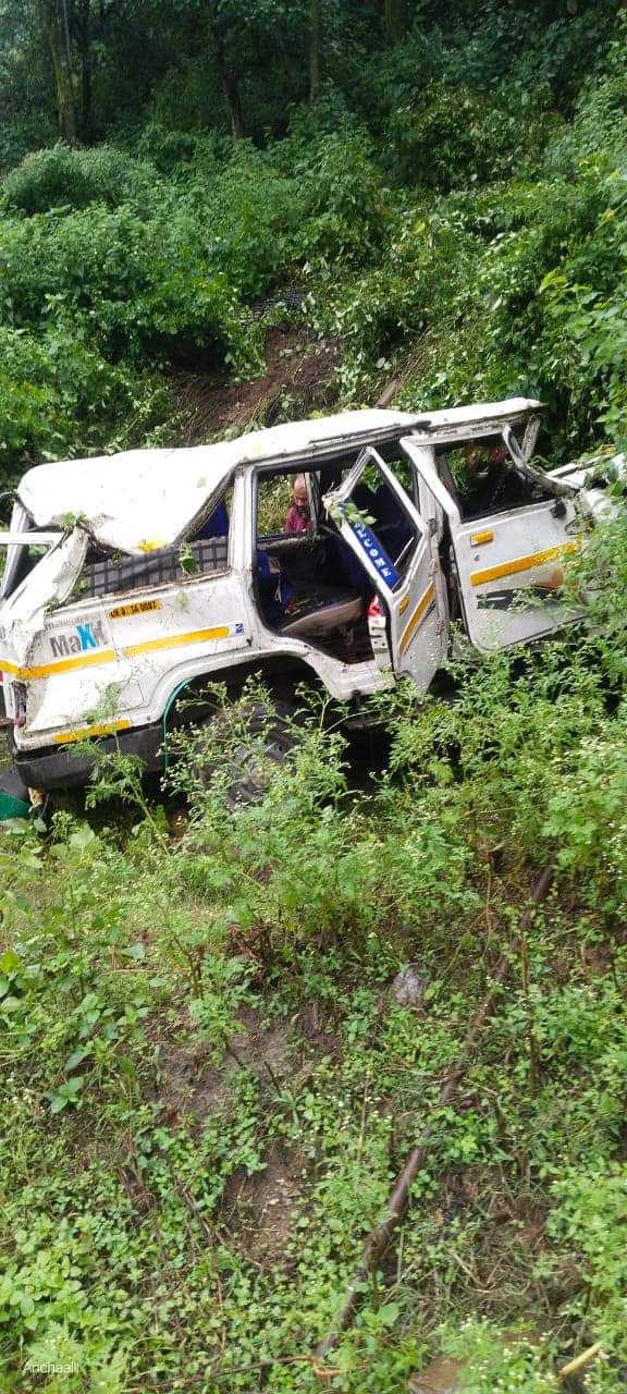 रूद्रप्रयाग में  7 लोग सवार मैक्स वाहन खाई मे गिरा