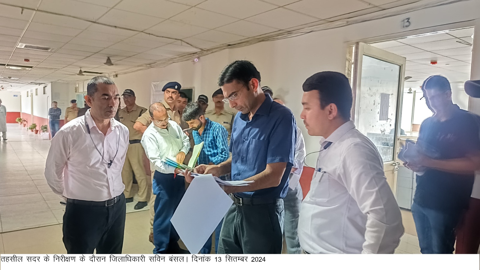 लचर कार्यप्रणाली और सुस्त कर्मचारियों पर डीएम का हमला बोल