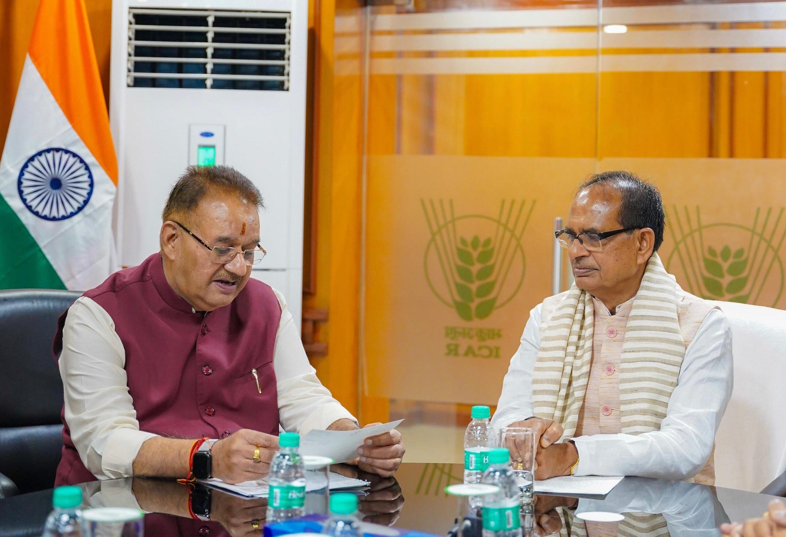 नई दिल्ली में केंद्रीय कृषि एवं ग्रामीण विकास मंत्री शिवराज सिंह चौहान से भेंट करते उत्तराखण्ड के कृषि मंत्री गणेश जोशी