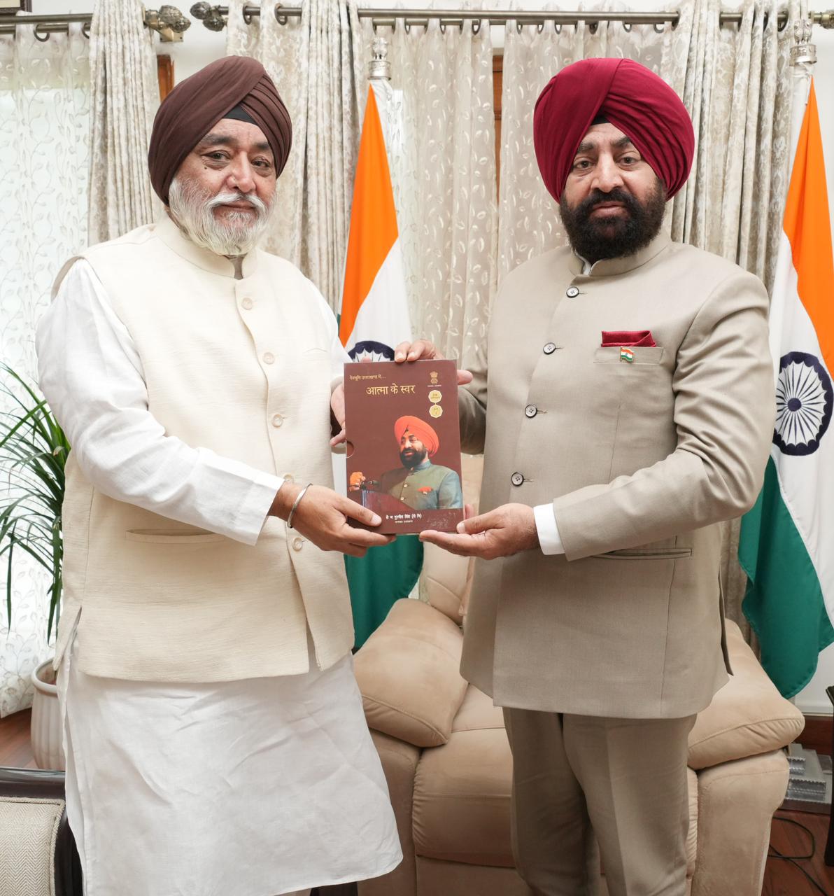 राज्यपाल से हेमकुंड साहिब मैनेजमेंट ट्रस्ट के अध्यक्ष नरेंद्रजीत सिंह बिंद्रा ने की भेंट, श्री हेमकुंड साहिब यात्रा के लिए किया आमंत्रित