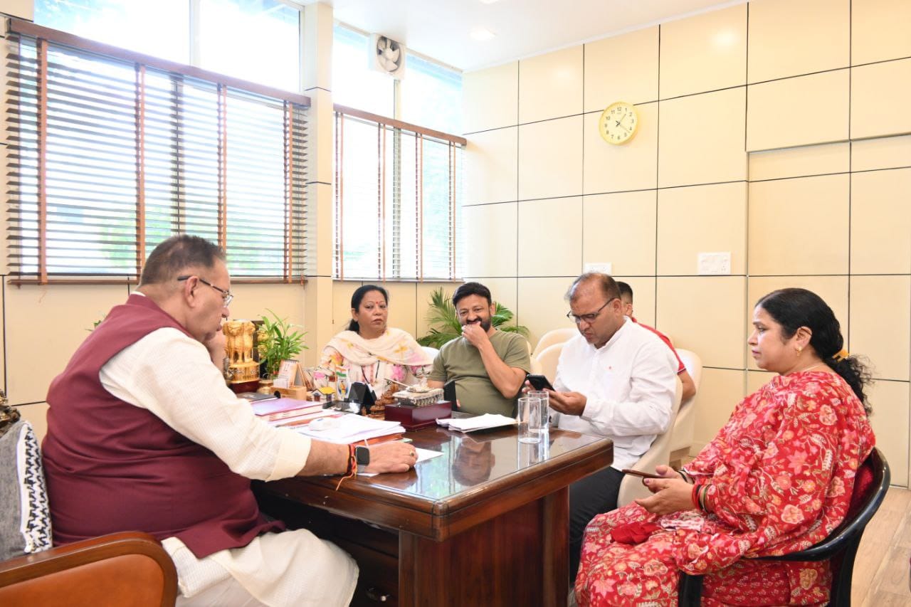 मसूरी विधानसभा क्षेत्र के पार्टी पदाधिकारियों के साथ भाजपा के सदस्यता अभियान के संबंध बैठक करते कैबिनेट मंत्री गणेश जोशी