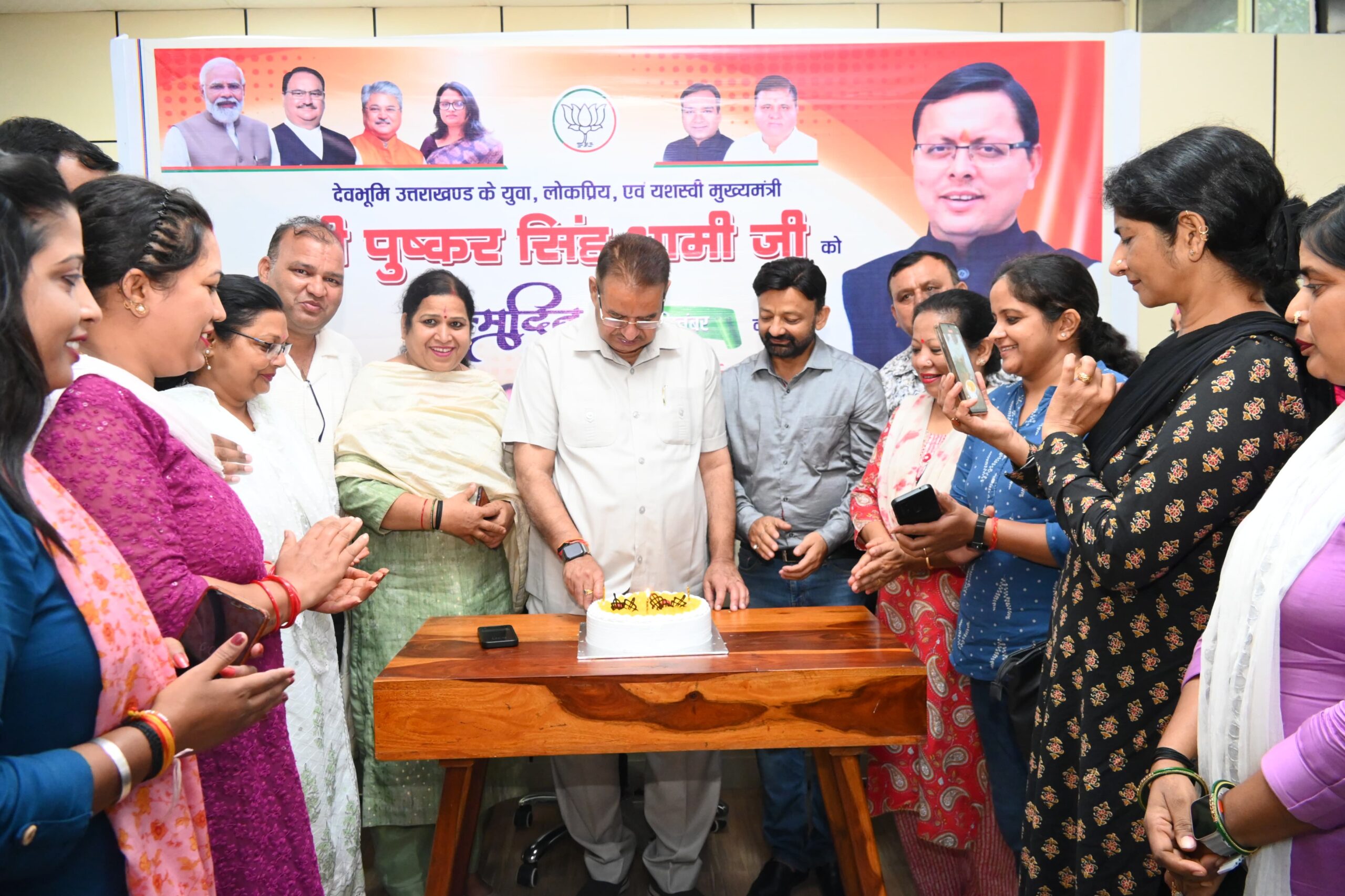  कैंप कार्यालय में स्थानीय लोगों और पार्टी कार्यकर्ताओं के साथ मुख्यमंत्री पुष्कर सिंह धामी के जन्म दिवस पर कैक काटकर उनको बधाई देते कैबिनेट मंत्री गणेश जोशी