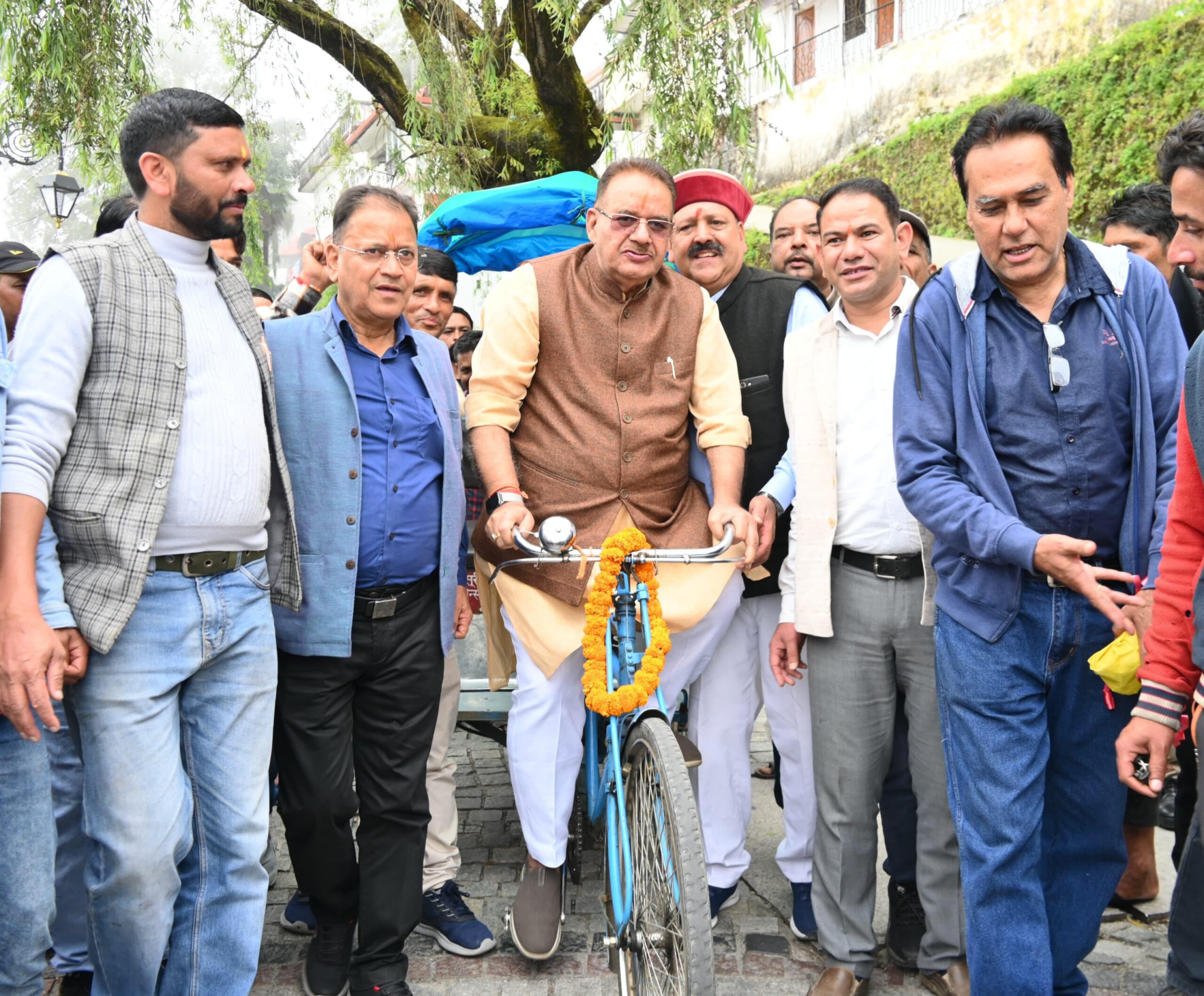 साइकिल रिक्शा के चालक और सवारी बने कैबिनेट मंत्री गणेश जोशी, मोदी के जन्मदिवस पर भेट की साइकिल रिक्शा