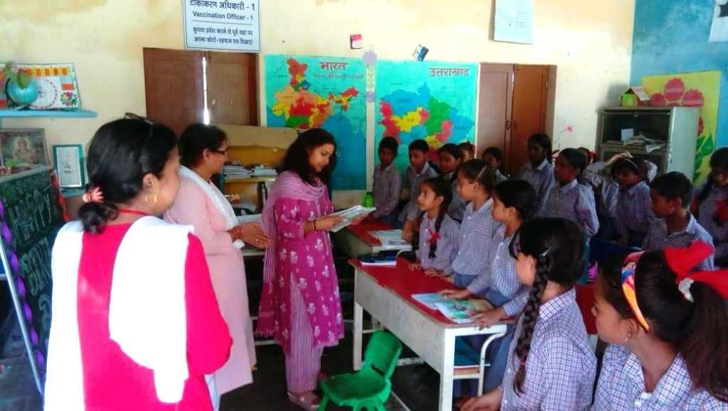 DG शिक्षा का स्कूल में औचक निरीक्षण, छात्रों से पूछे सवाल