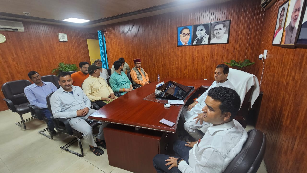 उत्तरकाशी से विभिन्न मंडल अध्यक्षों ने कैबिनेट मंत्री डॉ प्रेमचंद अग्रवाल से की मुलाकात