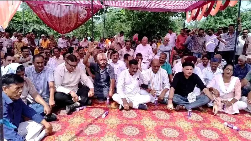 गौला पुल की अनदेखी पर कांग्रेस का हल्लाबोल, एप्रोच रोड बहने से आवागमन बाधित