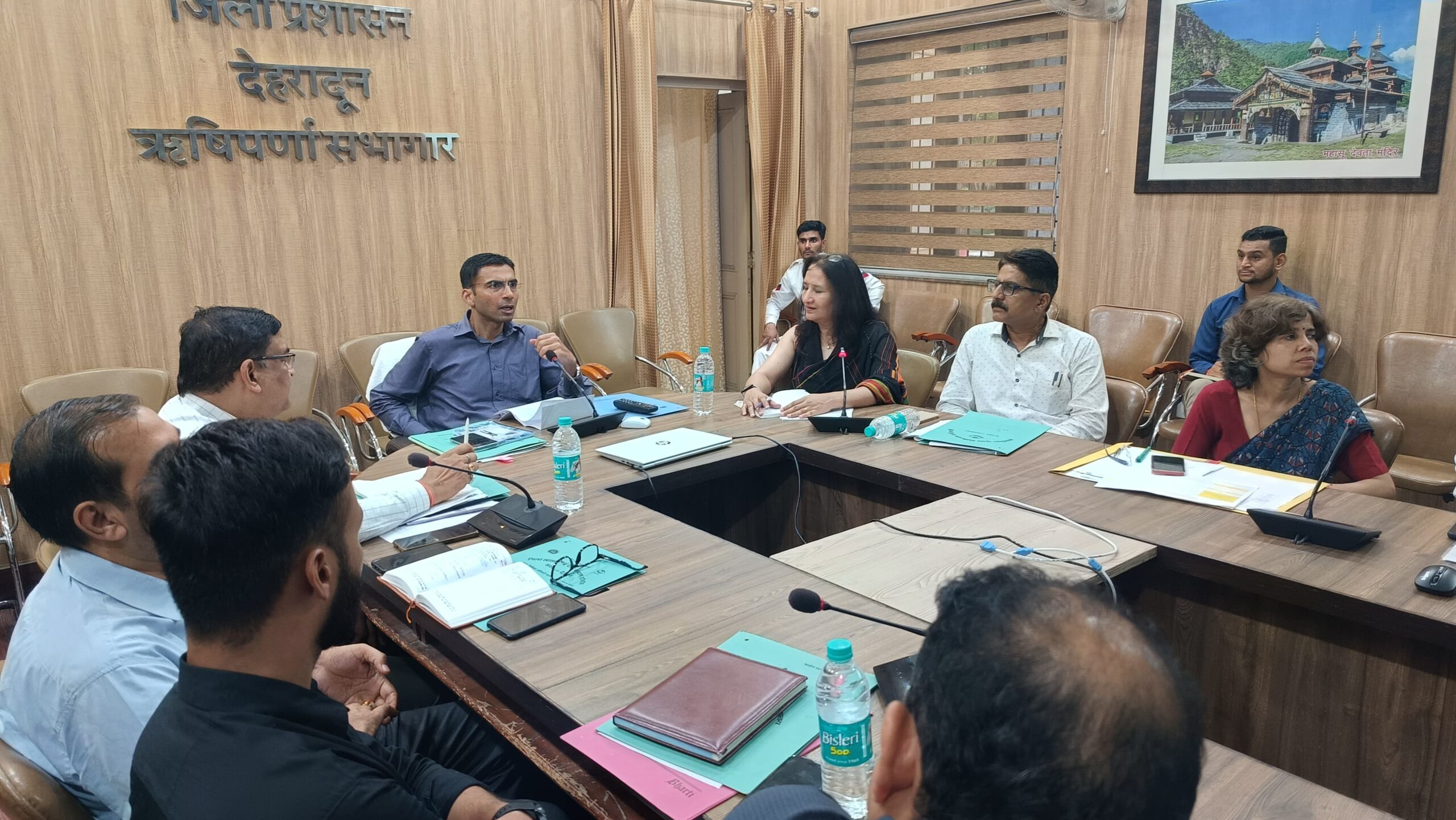 इसी वित्तीय वर्ष में बनना है ब्लड बैंकः डीएम ने अधिकारियों को दिए कड़े निर्देश