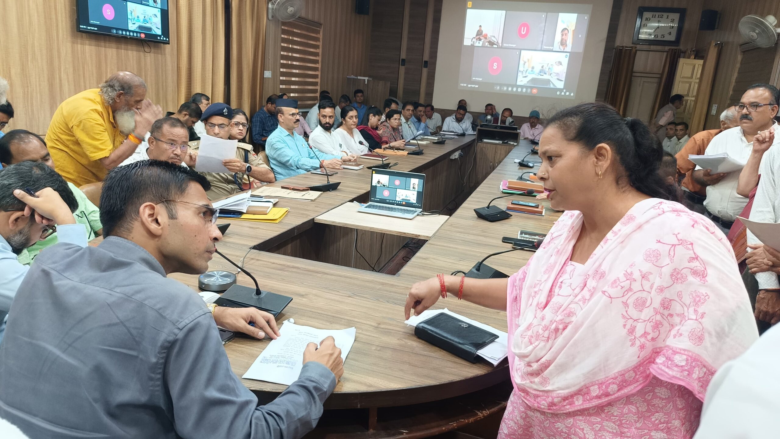 जिलाधिकारी सविन बंसल ने लगाया जनता दरबार,जनता दरबार मे आयी कुल 146 समस्याएं