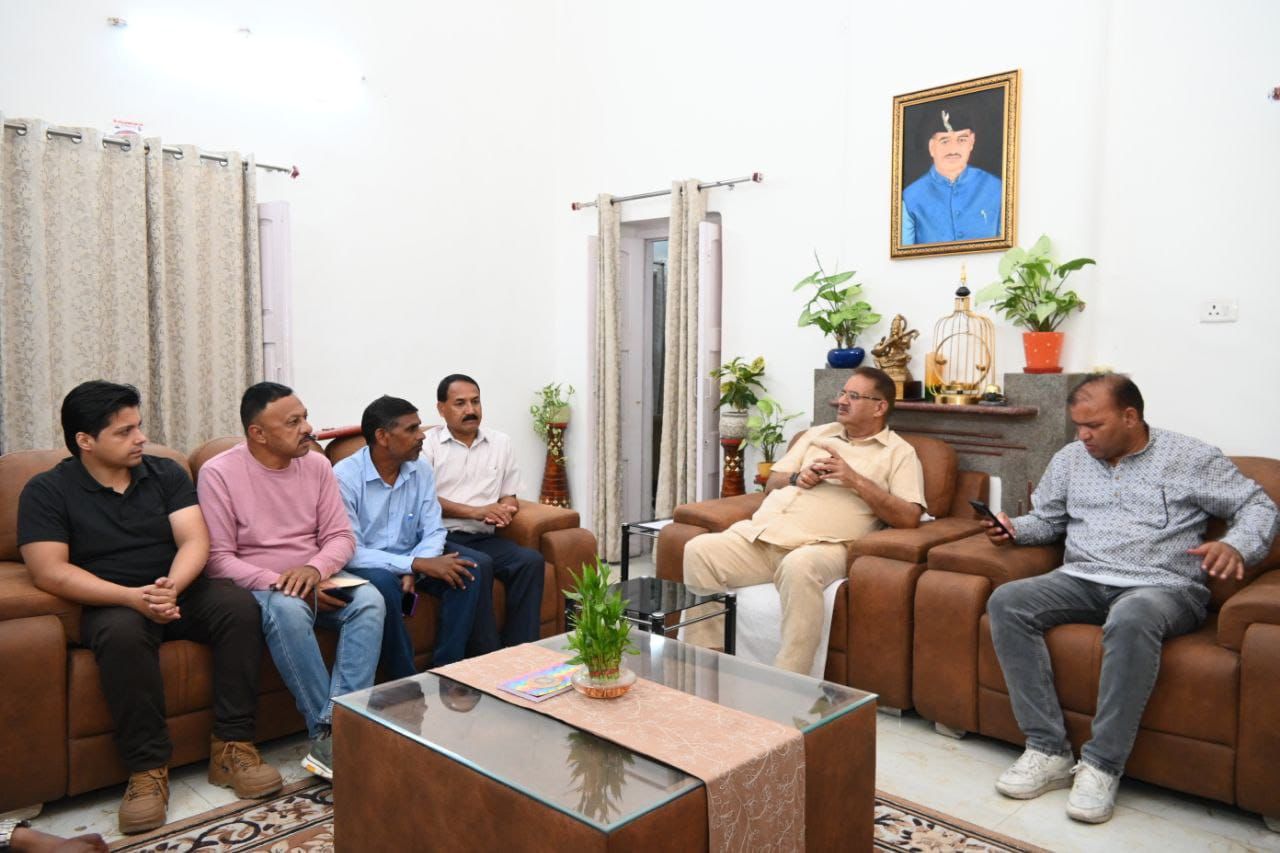  मसूरी विधानसभा के पार्टी पदाधिकारियों के साथ भाजपा के सदस्यता अभियान की समीक्षा करते कैबिनेट मंत्री गणेश जोशी