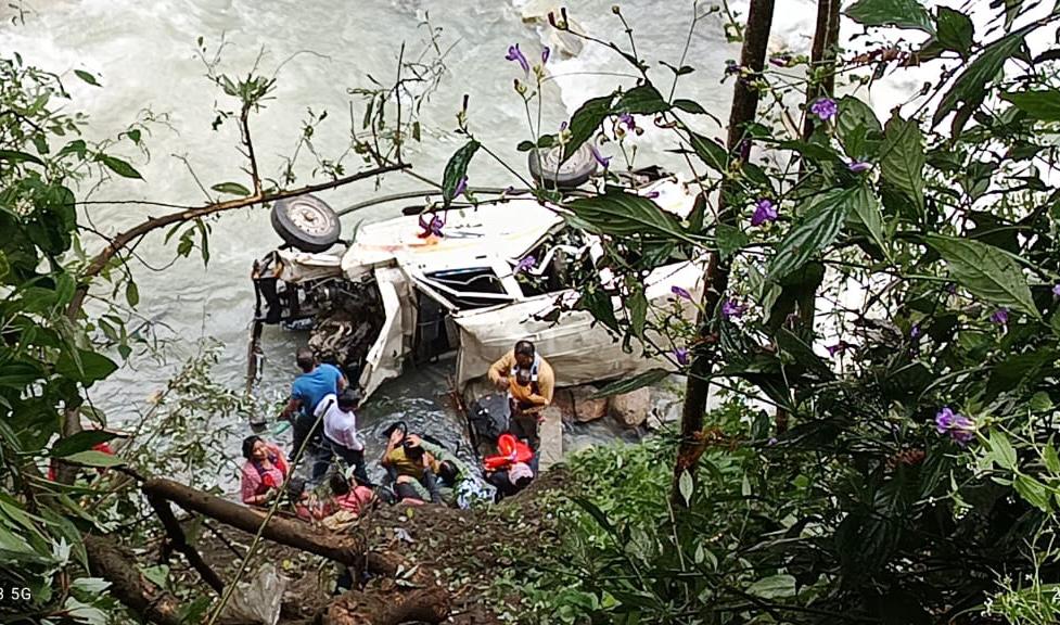 गौरीकुण्ड के समीप एक बोलेरो वाहन हुआ दुर्घटनाग्रस्त