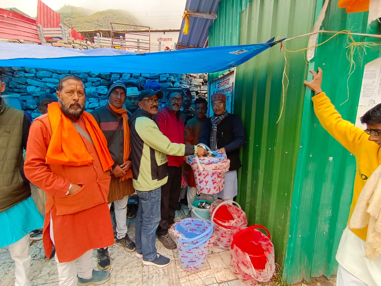 धामों के स्नान घाटों पर तीर्थयात्रियों हेतु जागरूकता