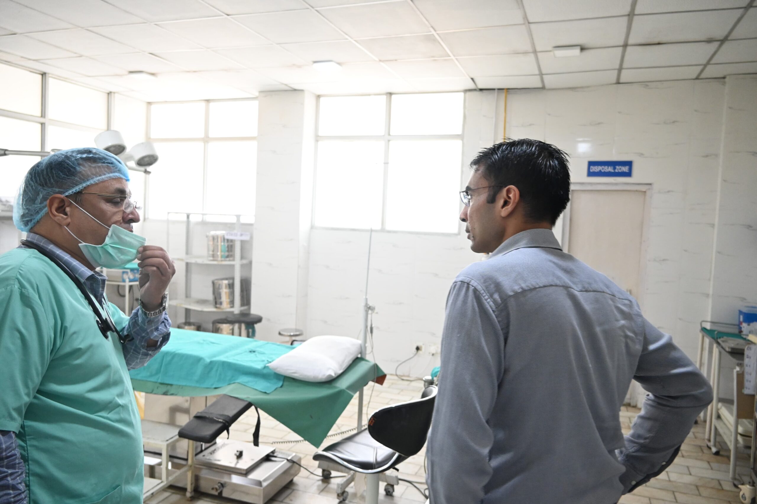 सहायक संभागीय परिवहन अधिकारी ऋषिकेश के कार्यालय में अव्यवस्था देख आग बबूला हुए डीएम..