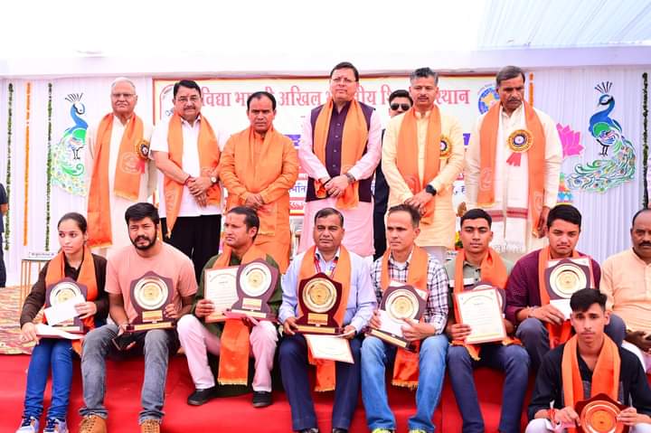 मुख्यमंत्री ने हाईस्कूल और इण्टरमीडिएट की परीक्षा में विद्या मंदिर के शीर्ष 10 स्थान प्राप्त करने वाले छात्र-छात्राओं को किया सम्मानित..