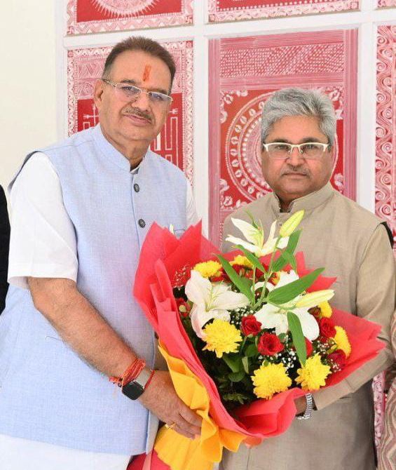 बीजेपी उत्तराखण्ड प्रभारी दुष्यंत कुमार गौतम से शिष्टाचार भेंट करते मंत्री गणेश जोशी